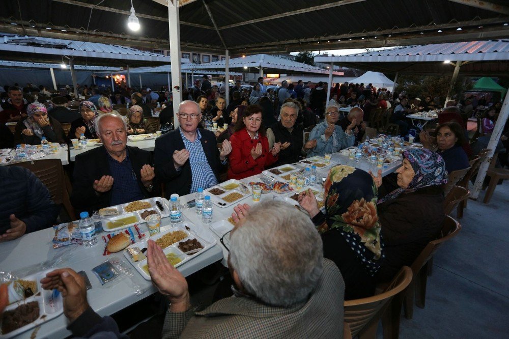 5 Bin Kişi Yenikent’teki İftarda Bir Araya Geldi