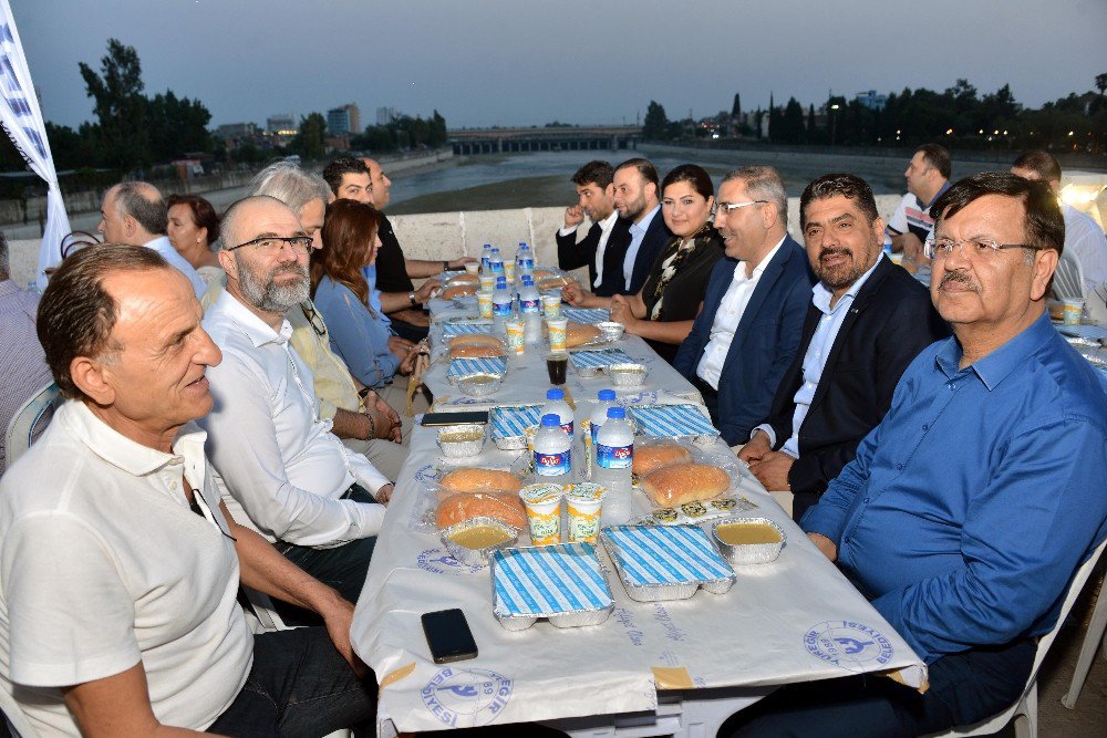 Agiad’dan Tarihi Taşköprü’de İftar Yemeği