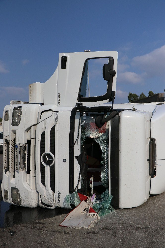 Buğday Yüklü Tır Otoyola Devrildi