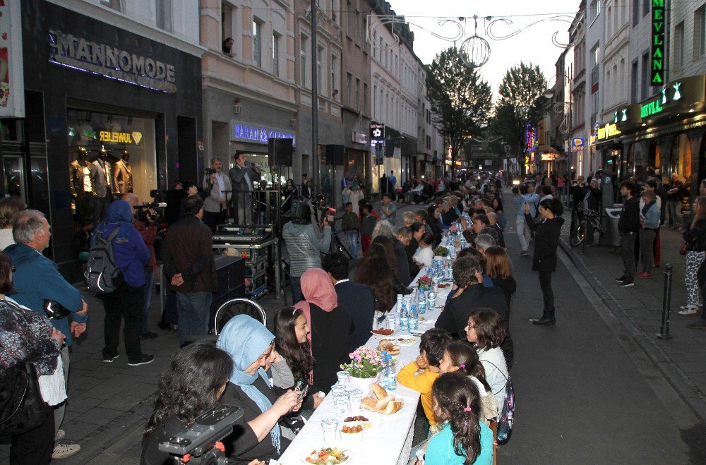 Almanya’da Bin 500 Kişilik İftar