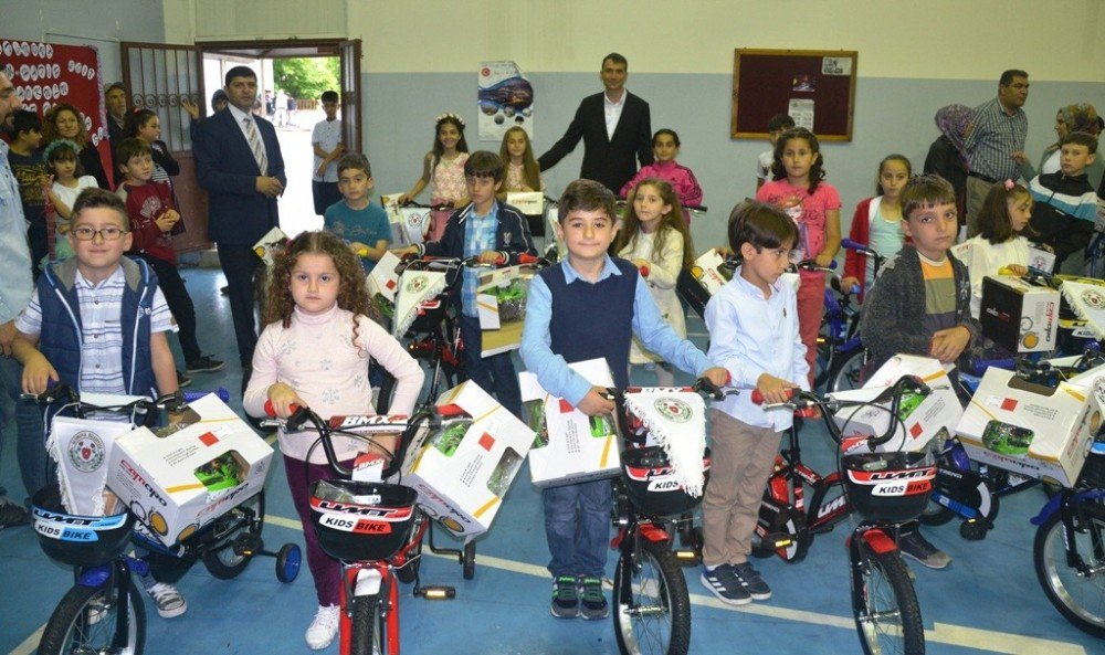 Altınova’da Sınıf Birincilerine Bisiklet