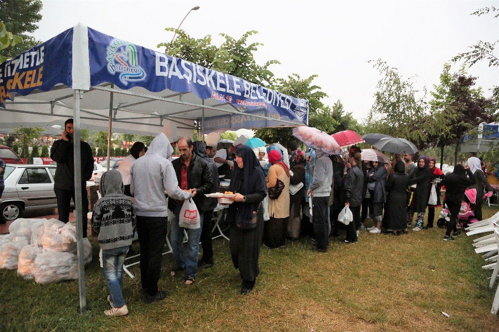 Başiskele’de Yağmur Altında İftar