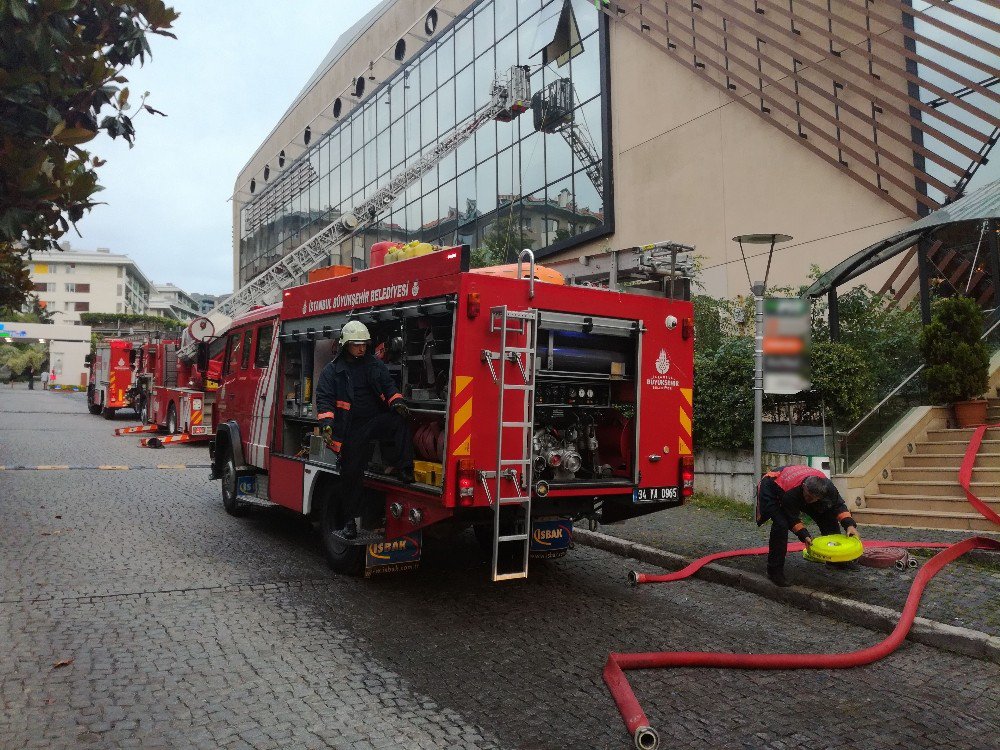 Ortaköy’de Avm’de Korkutan Yangın