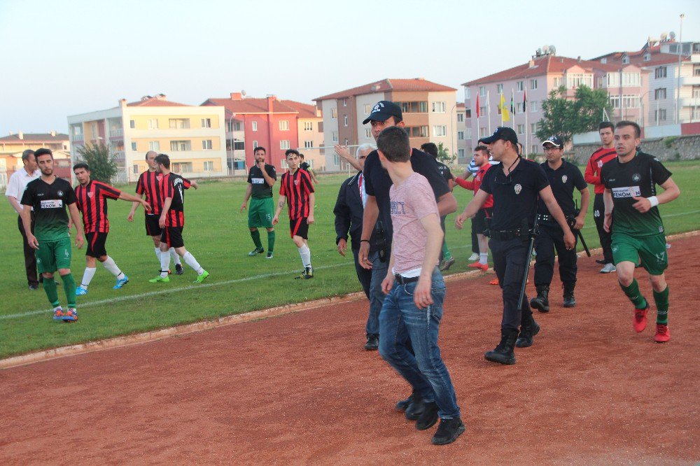 2 Taraftar Sahaya Atladı, 70 Metre Depar Attı