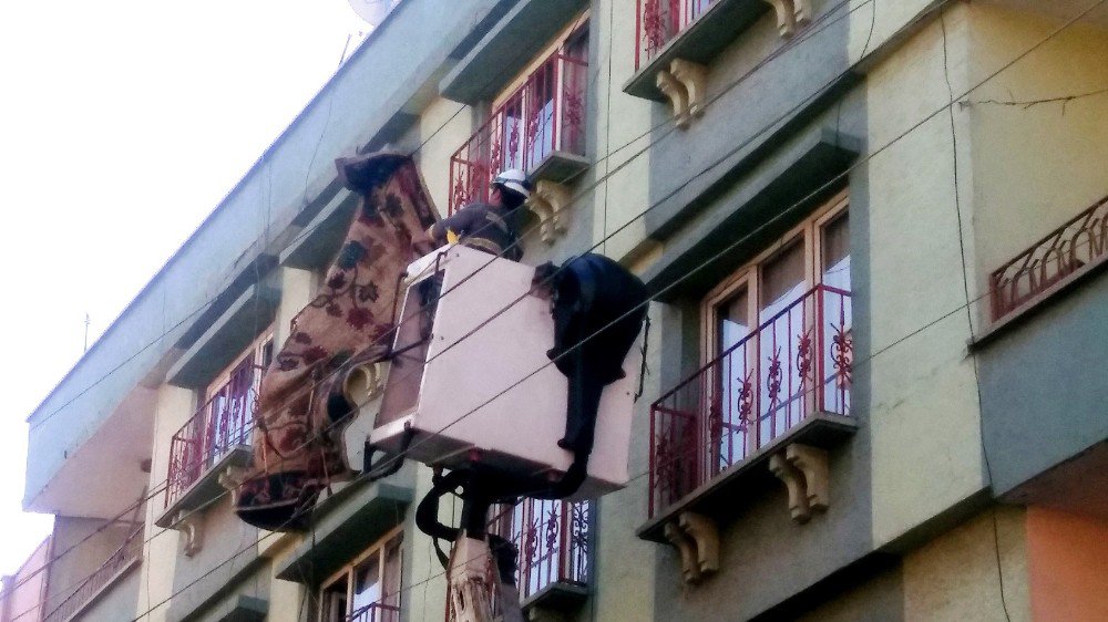 Tele Düşen Halı Polis Ve İtfaiyeyi Harekete Geçirdi