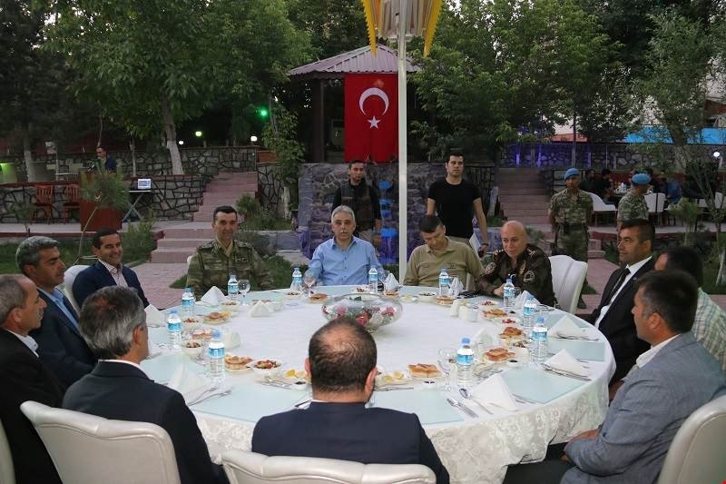 Vali Toprak Güvenlik Korucuları İle İftar Yaptı