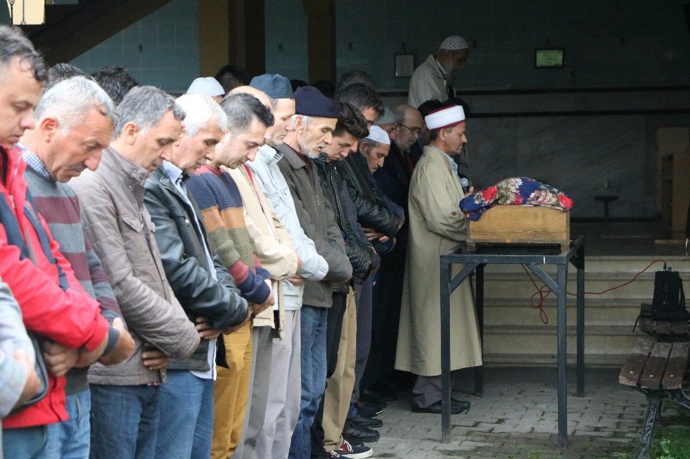 Gondol Salıncaktan Düşerek Ölen Küçük Kız Son Yolculuğuna Uğurlandı