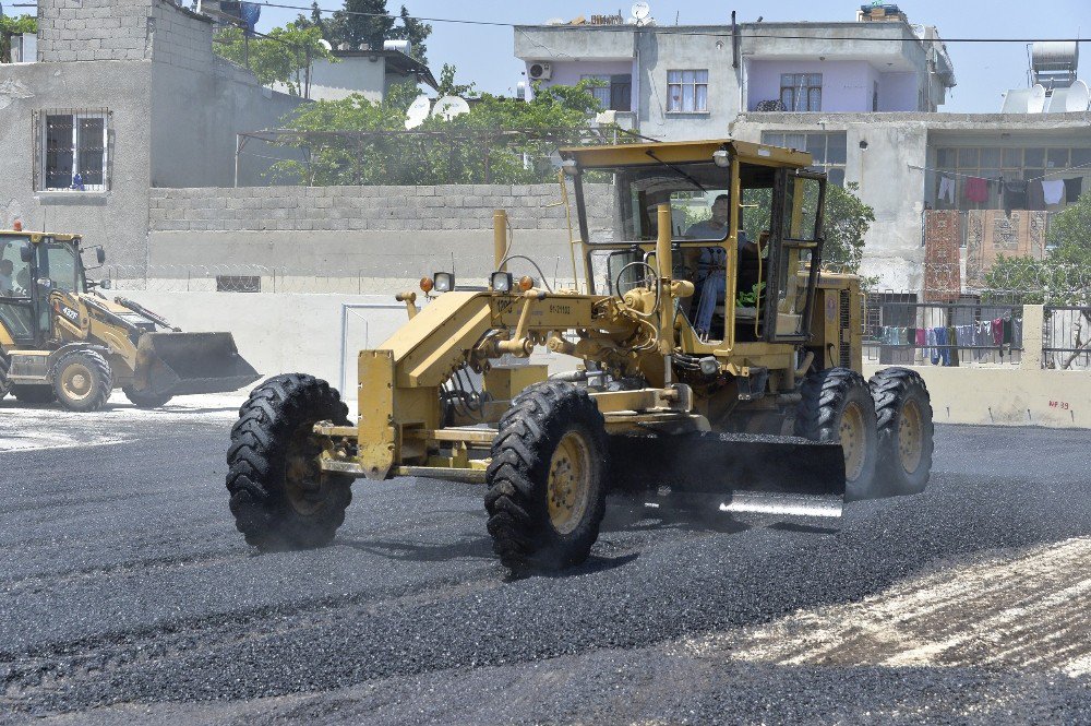 Mersin’de Okul Bahçeleri Asfaltlanıyor