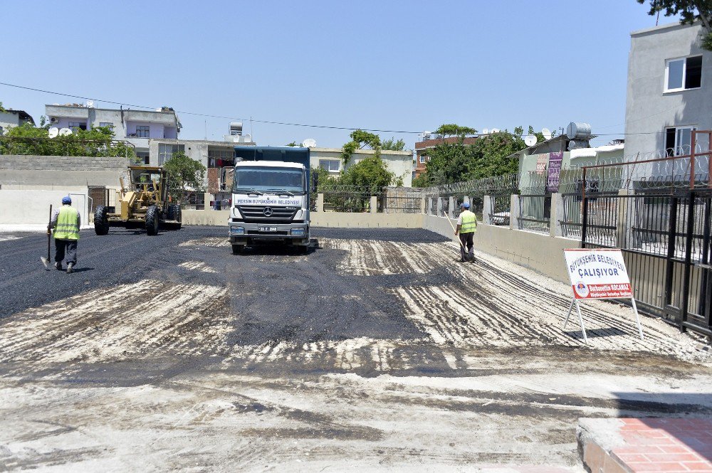 Mersin’de Okul Bahçeleri Asfaltlanıyor