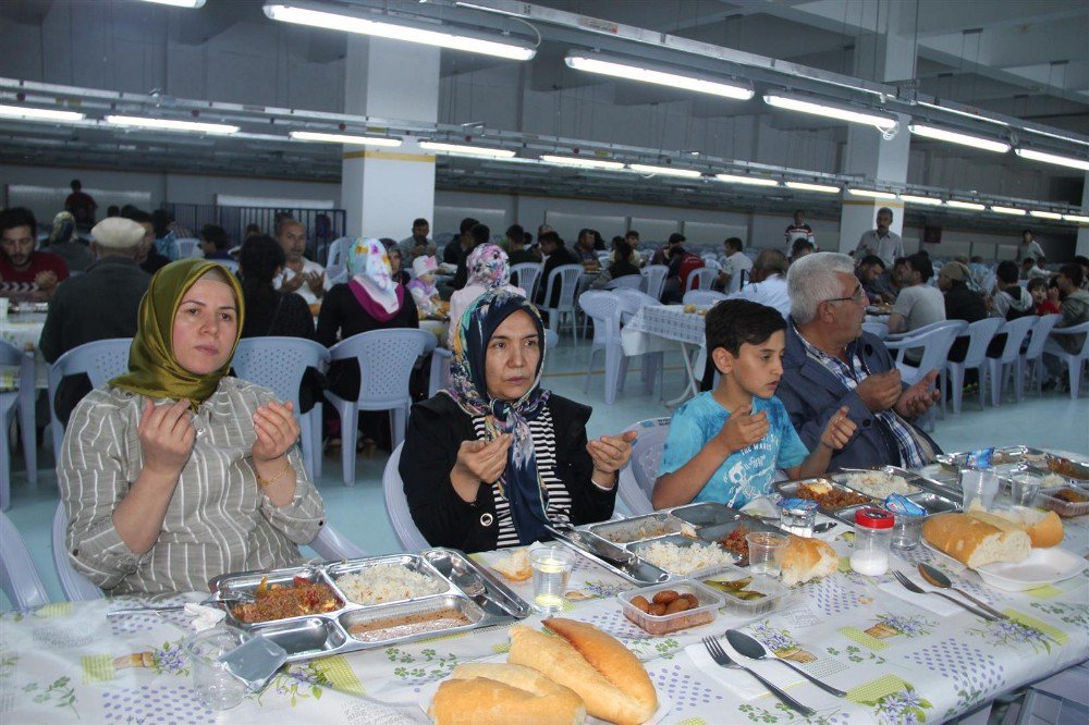 Nevşehir’de Geleneksel İftar Sofrası İlgi Görmeye Devam Ediyor