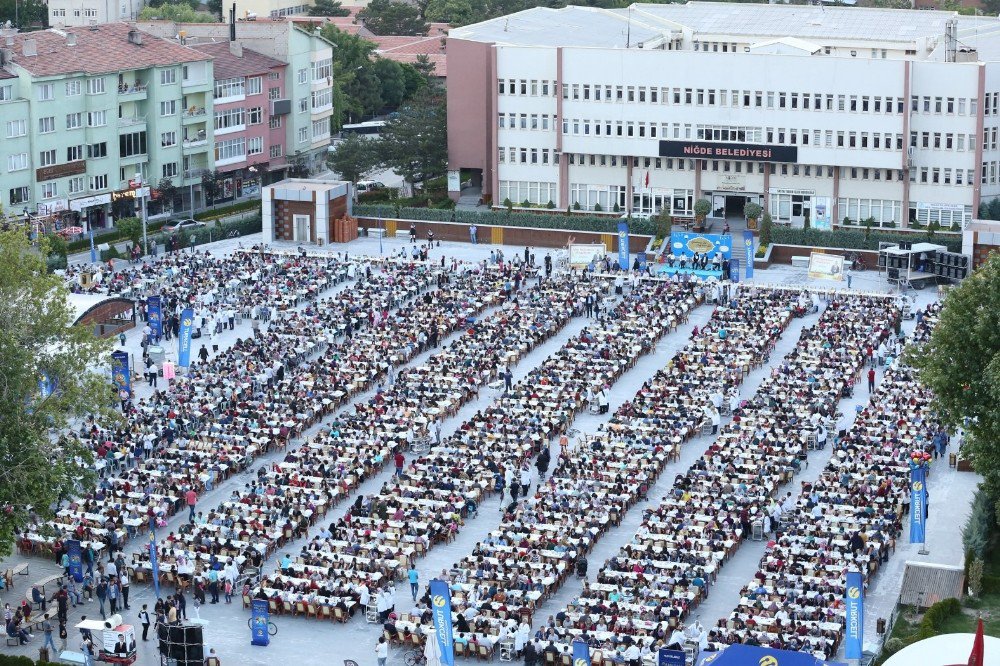 Niğde Belediyesi 10 Bin Kişiyi İftar Sofrasında Buluşturdu