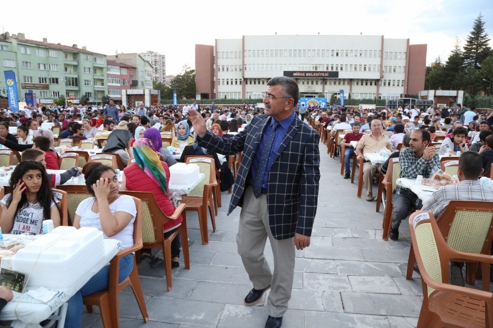 Niğde Belediyesi 10 Bin Kişiyi İftar Sofrasında Buluşturdu