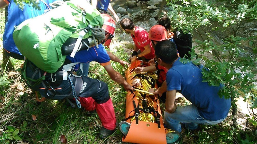 Kayalıklardan Düştü, İmdadına Afad Ve Umke Yetişti