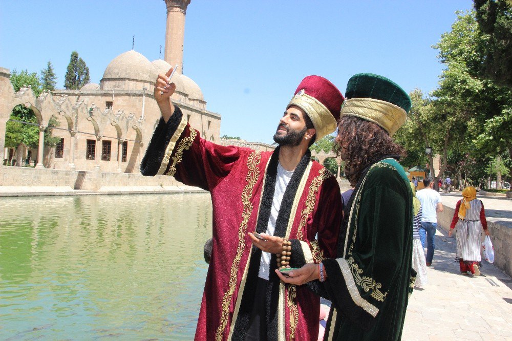 Şanlıurfa’ya Ulaşan Otostopçular Yöresel Kıyafetlere Hayran Kaldı