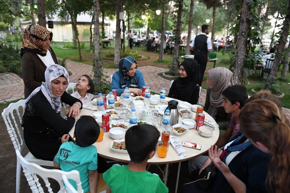 Sema Çiftçi Yardıma Muhtaç Ailelerle İftarda Buluştu