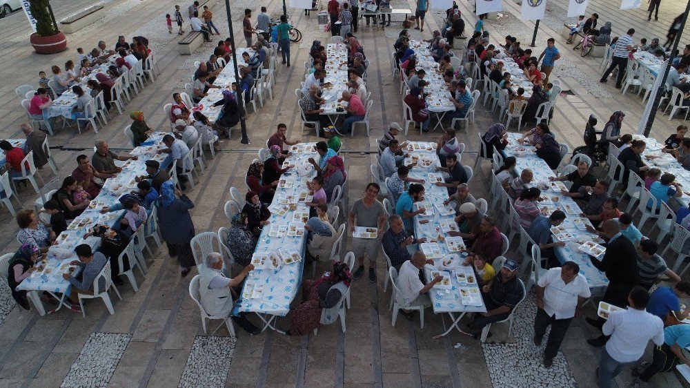 İftar Bereketi Şehitler Mahallesi’nde Yaşandı