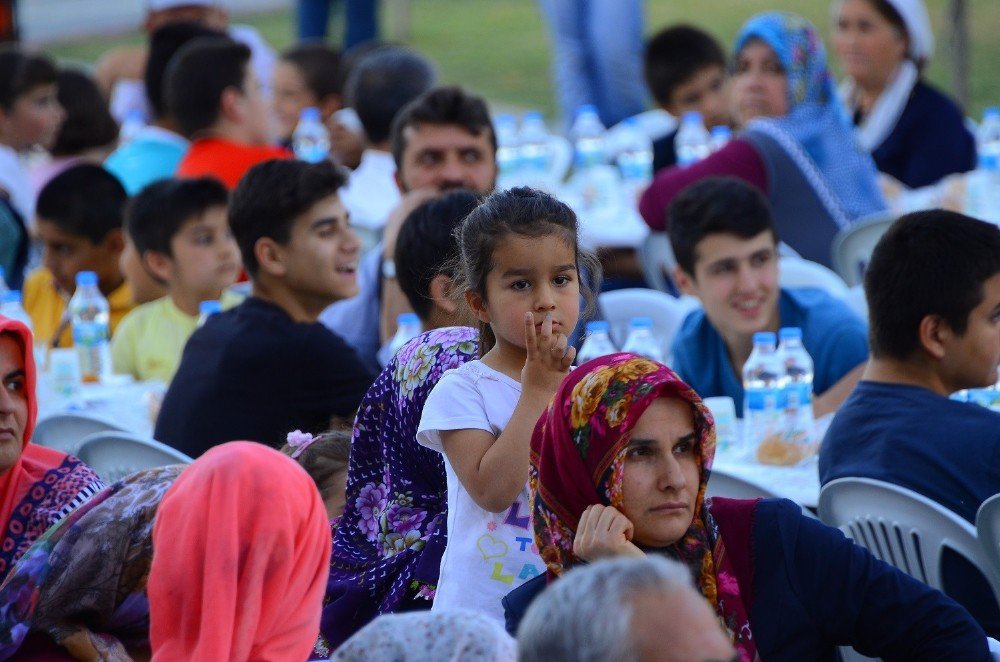 Yeşilyurt Belediyesinin Meydan İftarları Sürüyor