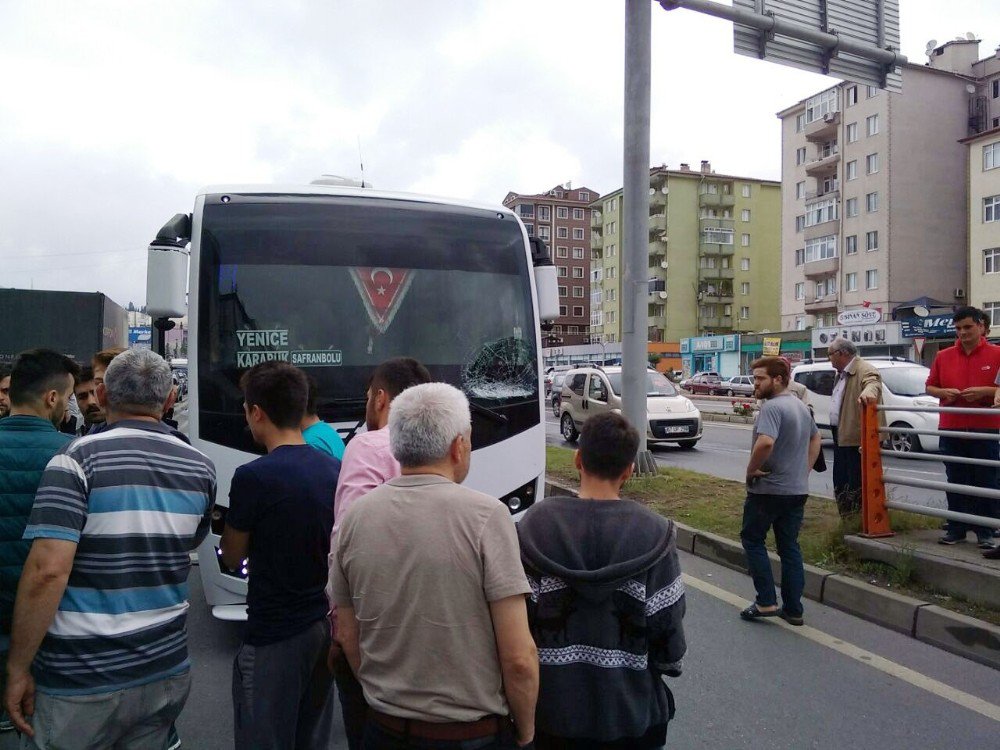 Kaza Yapan Motosiklete Midibüs Çarptı: 1 Yaralı