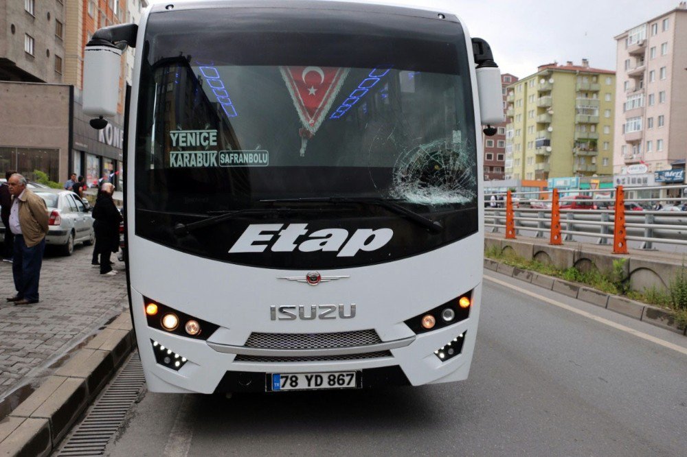 Kaza Yapan Motosiklete Midibüs Çarptı: 1 Yaralı