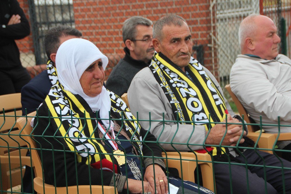 70 Yaşında Fanatik Beşiktaşlı Teyzeye Teşekkür Belgesi Ve Madalya Verildi