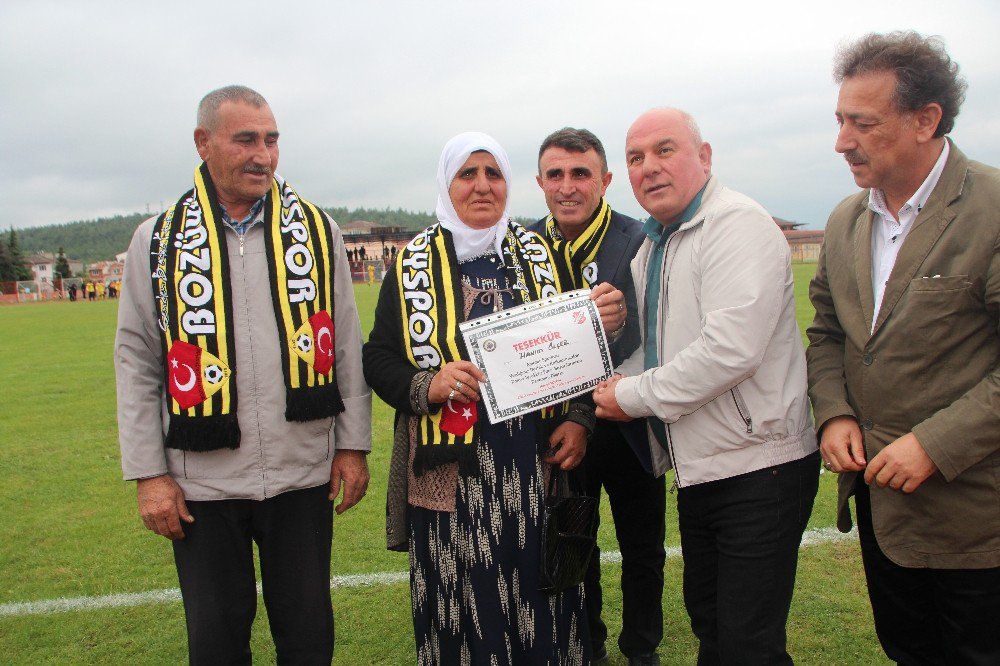 70 Yaşında Fanatik Beşiktaşlı Teyzeye Teşekkür Belgesi Ve Madalya Verildi