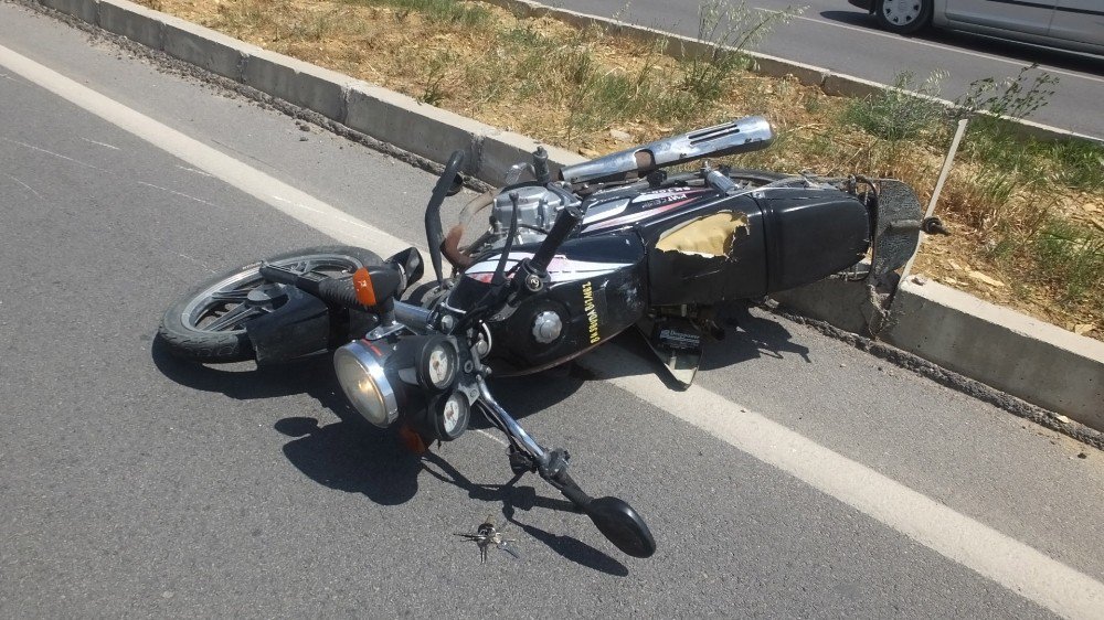 Balıkesir’de Motosiklet Minibüse Çarptı: 2 Yaralı