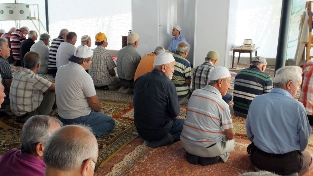 5 Yıldır Çadırda Namaz Kılıyorlar