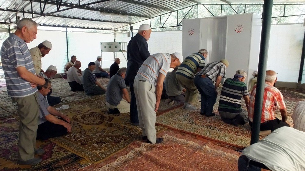 5 Yıldır Çadırda Namaz Kılıyorlar