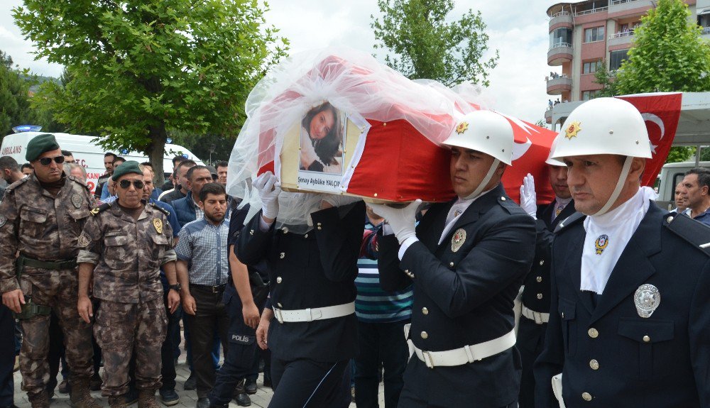 Şehit Öğretmen Gelin Duvağıyla Son Yolculuğuna Uğurlanıyor