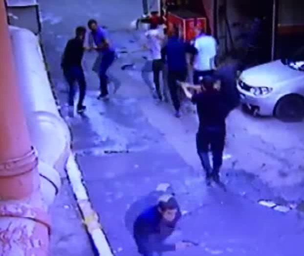 Beyoğlu’nda Esnaf İle Torbacılar Arasındaki Silahlı Çatışma Kamerada