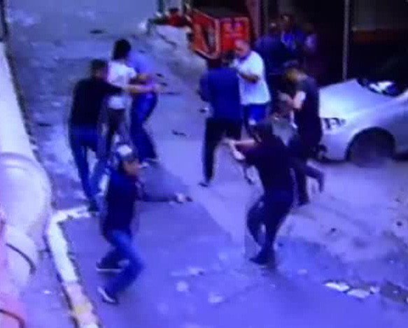 Beyoğlu’nda Esnaf İle Torbacılar Arasındaki Silahlı Çatışma Kamerada