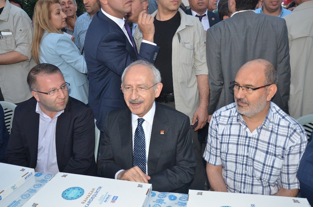 Kılıçdaroğlu, Sancaktepe Sevgi Sofrası İftarında Vatandaşlarla Bir Araya Geldi