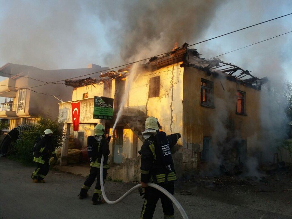 Denizli’de İki Katlı Binada Yangın