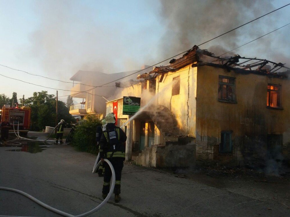 Denizli’de İki Katlı Binada Yangın