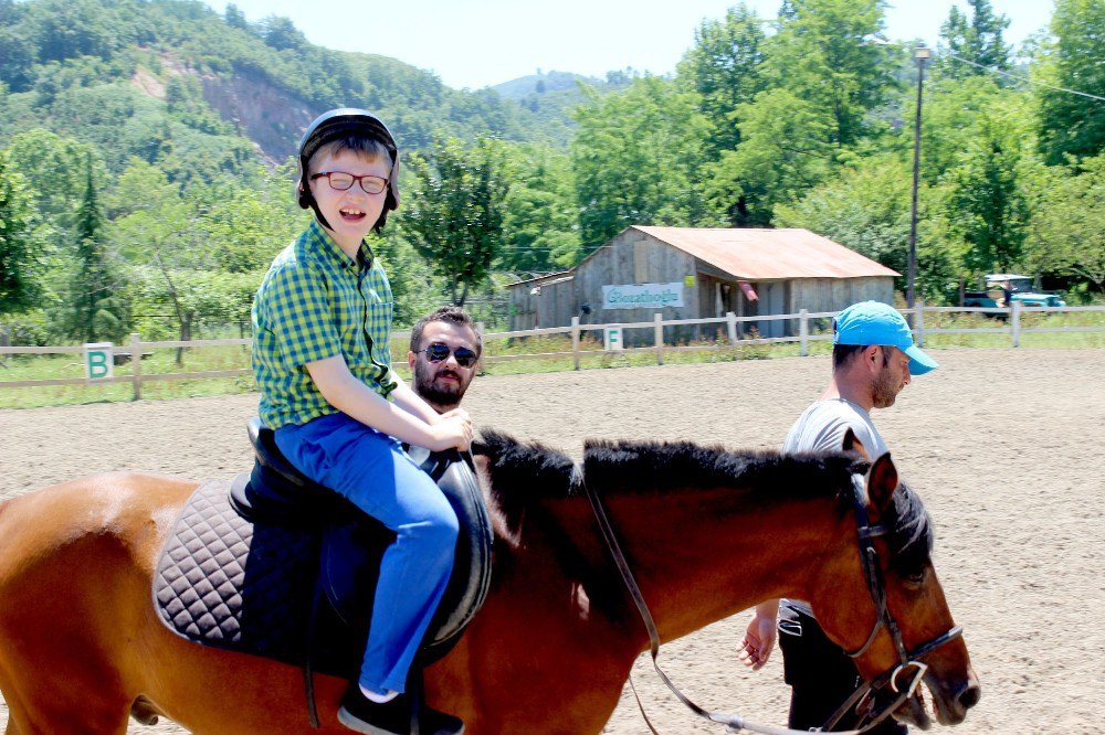 Otizmli Çocuklar ‘At Terapisi’ İle Hayata Tutunuyor