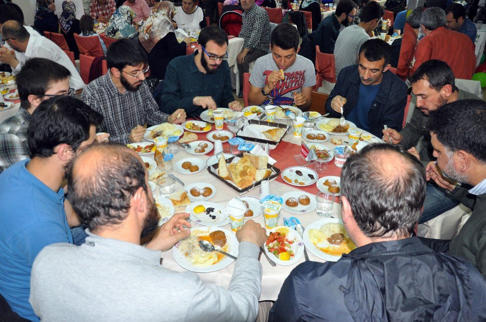 İhh’dan ’Dünya Yetimler Günü’ İftarı