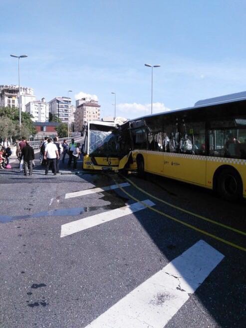 Kadıköy’de Metrobüsler Kafa Kafaya Çarpıştı: 3’ü Ağır 29 Yaralı