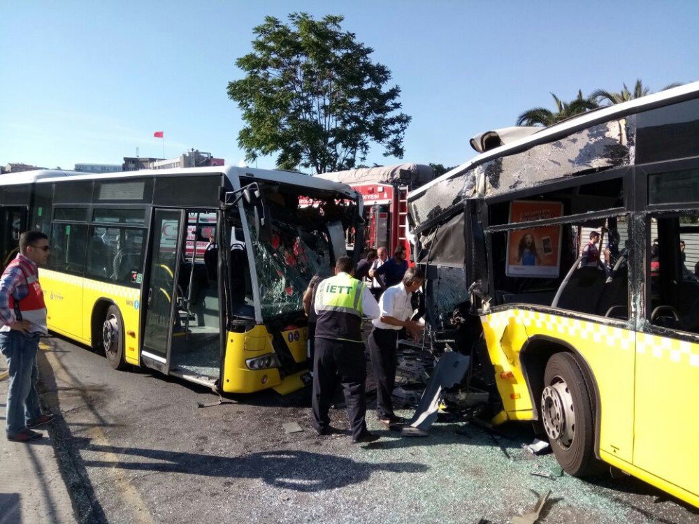 Kadıköy’de Metrobüsler Kafa Kafaya Çarpıştı: 3’ü Ağır 29 Yaralı