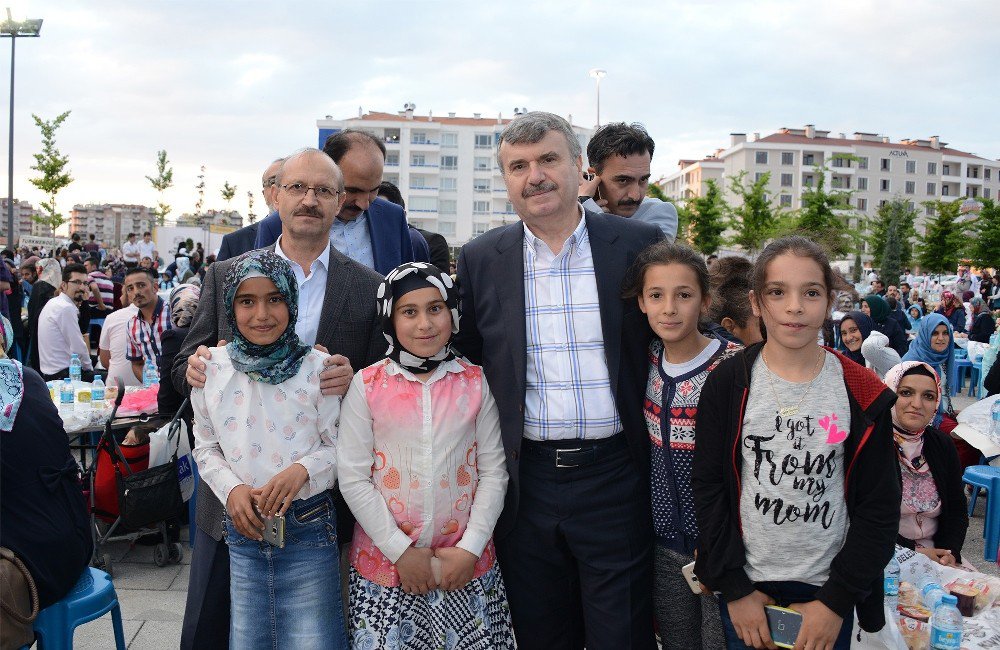 Dünya Yetimler Günü’nde Kardeşlik İftarı