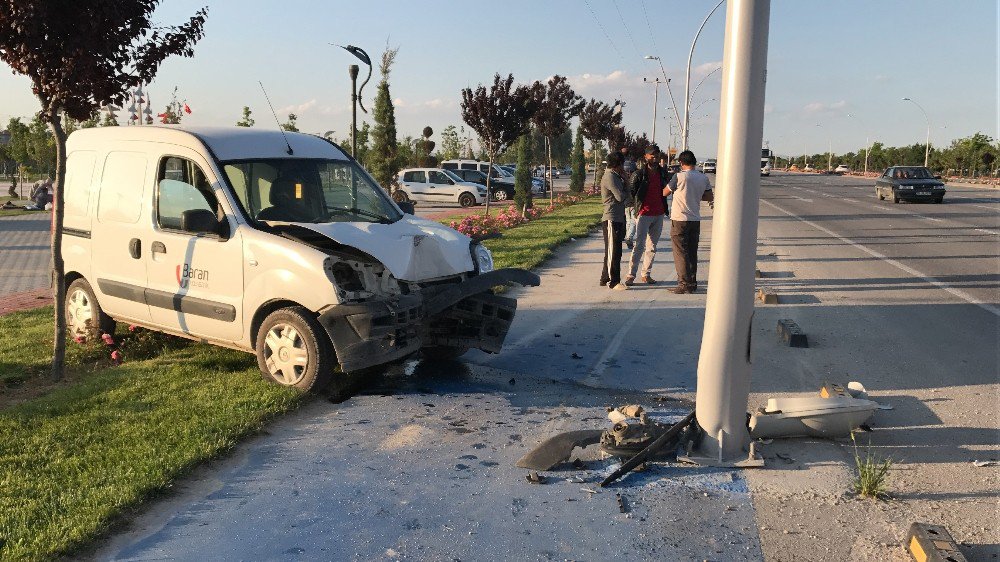 Önce Köpeğe Sonra Direğe Çarpan Aracın Sürücüsü Yaralandı