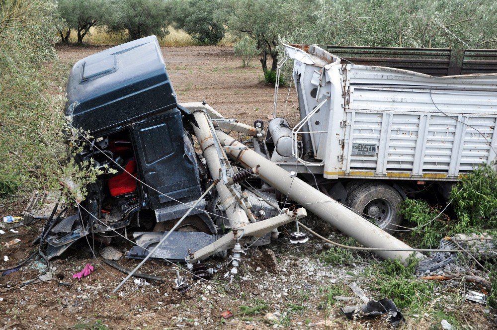 Şarampole Yuvarlanan Tır, Elektrik Direklerini Yıktı