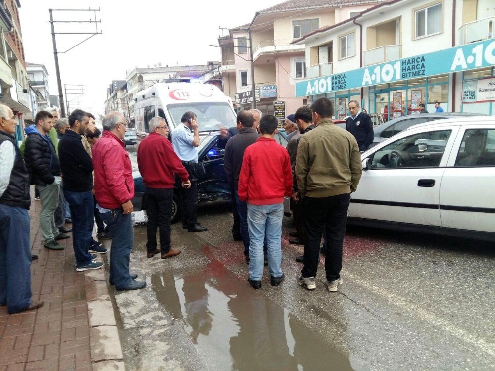 Kontrolsüz Dönüş Yapmak İsteyen Otomobil Sürücüsü Kaza Yaptı: 1 Yaralı