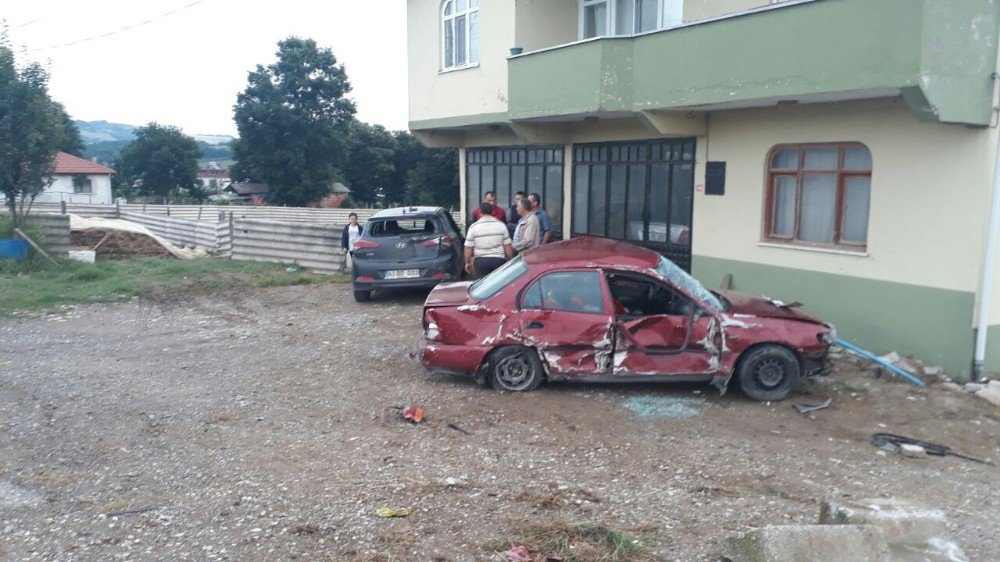 Sakarya’da Trafik Kazası: 3 Yaralı