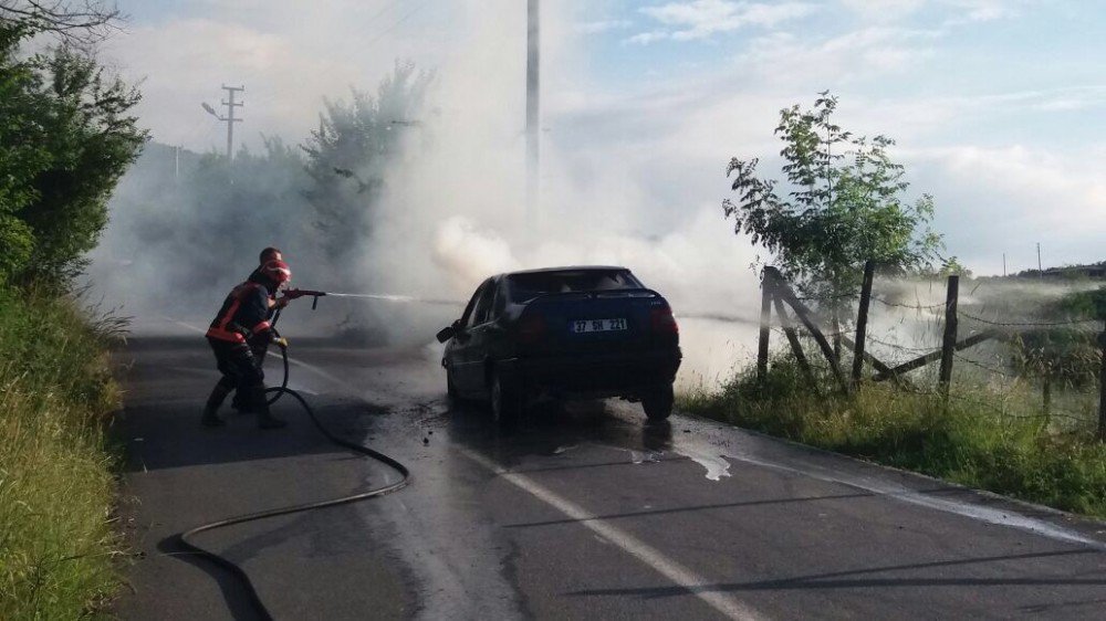 Seyir Halindeki Otomobil Alev Alev Yandı