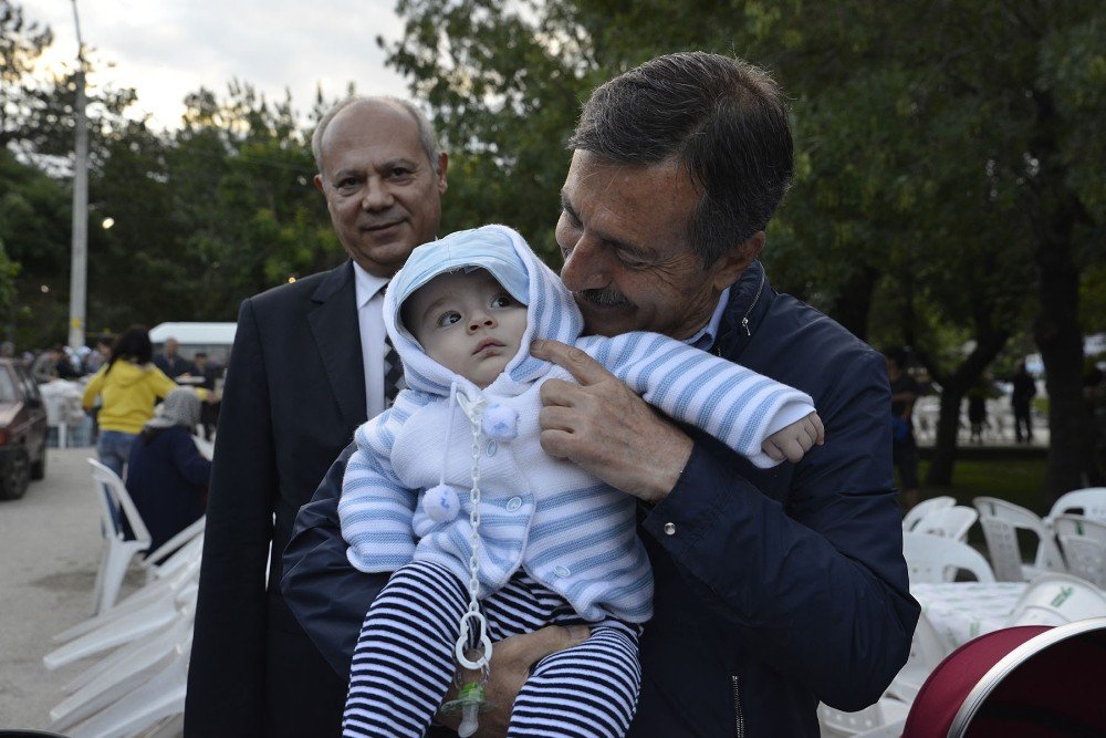 Tepebaşı Belediyesi Şeker Mahallesi’nde İftar Verdi