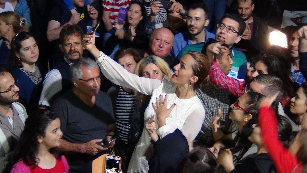 Tuğba Özay’dan Deniz Seki Değerlendirmesi: “Dünyanın Her Yerinde Bu Bir Konu Olurdu”