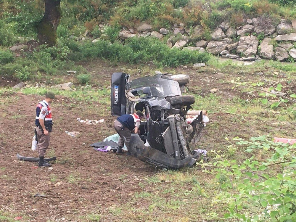 Hafif Ticari Araç Taklalar Atarak Tarlaya Uçtu: 2 Yaralı