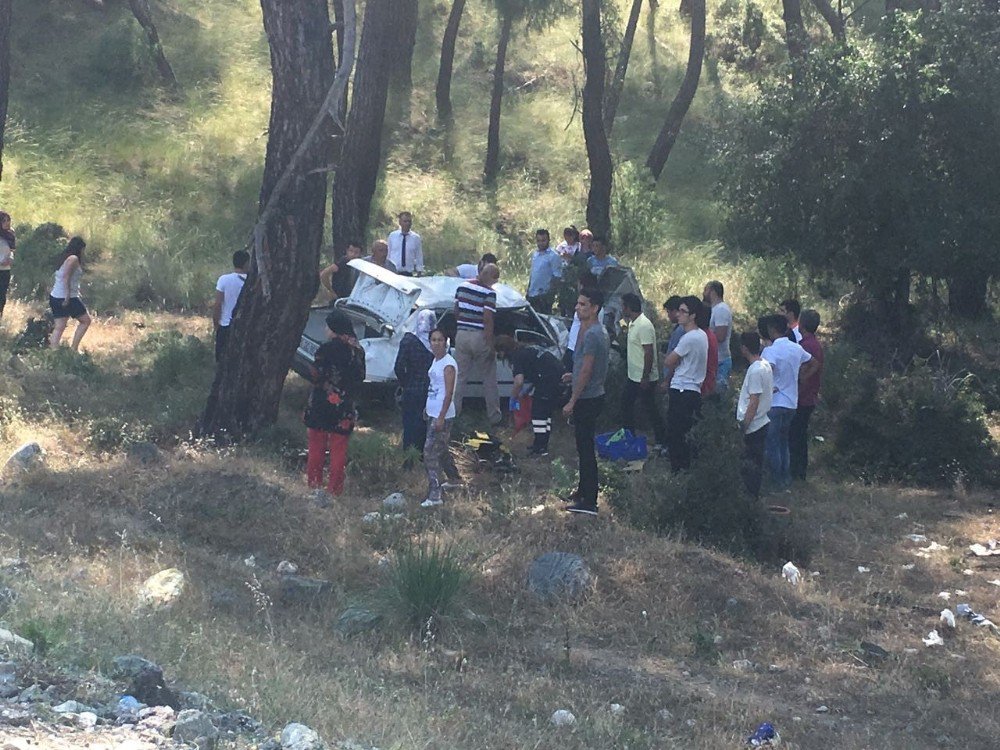 Otomobilde Sıkışan Sürücüyü Kurtarmak İçin Vatandaş Seferber Oldu