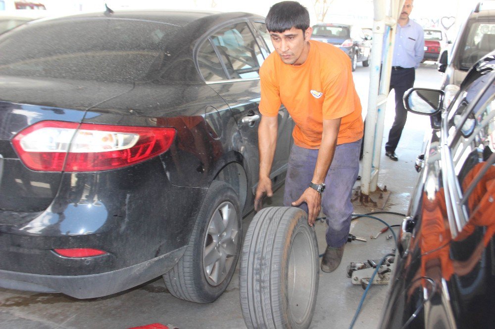 Herkes Lastik Değiştirmeye Başlayınca Olayın Saldırı Olduğu Ortaya Çıktı