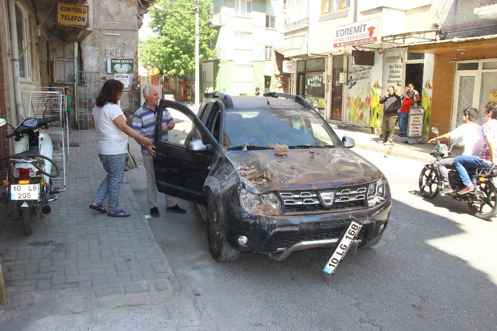 Edremit’te Eski Binadan Kopan Parça Otomobilin Üzerine Düştü